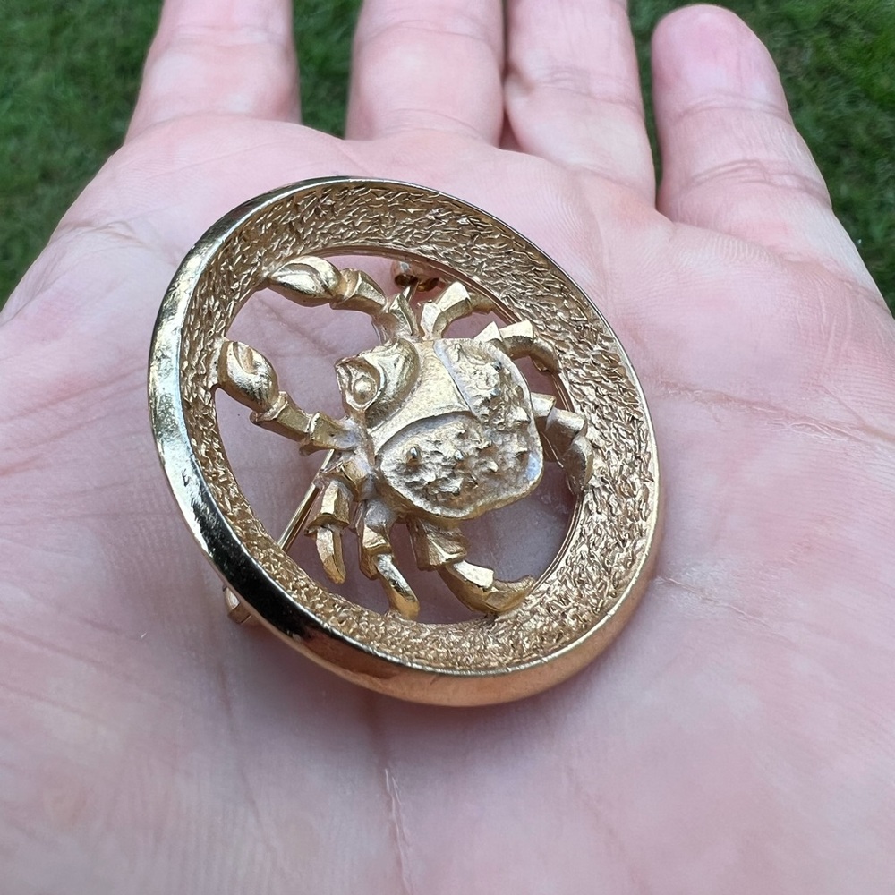 Vintage Crown Trifari 1969 Cancer Zodiac Brooch Gold-tone Astrology Crab - Picture 9 of 17